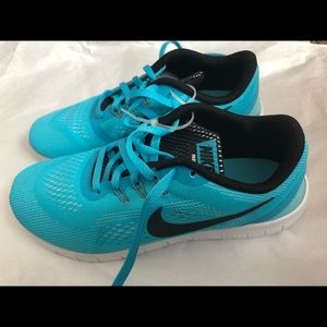 🆕 Nike Free RN Girl Shoes 6Y ( 7.5 women)